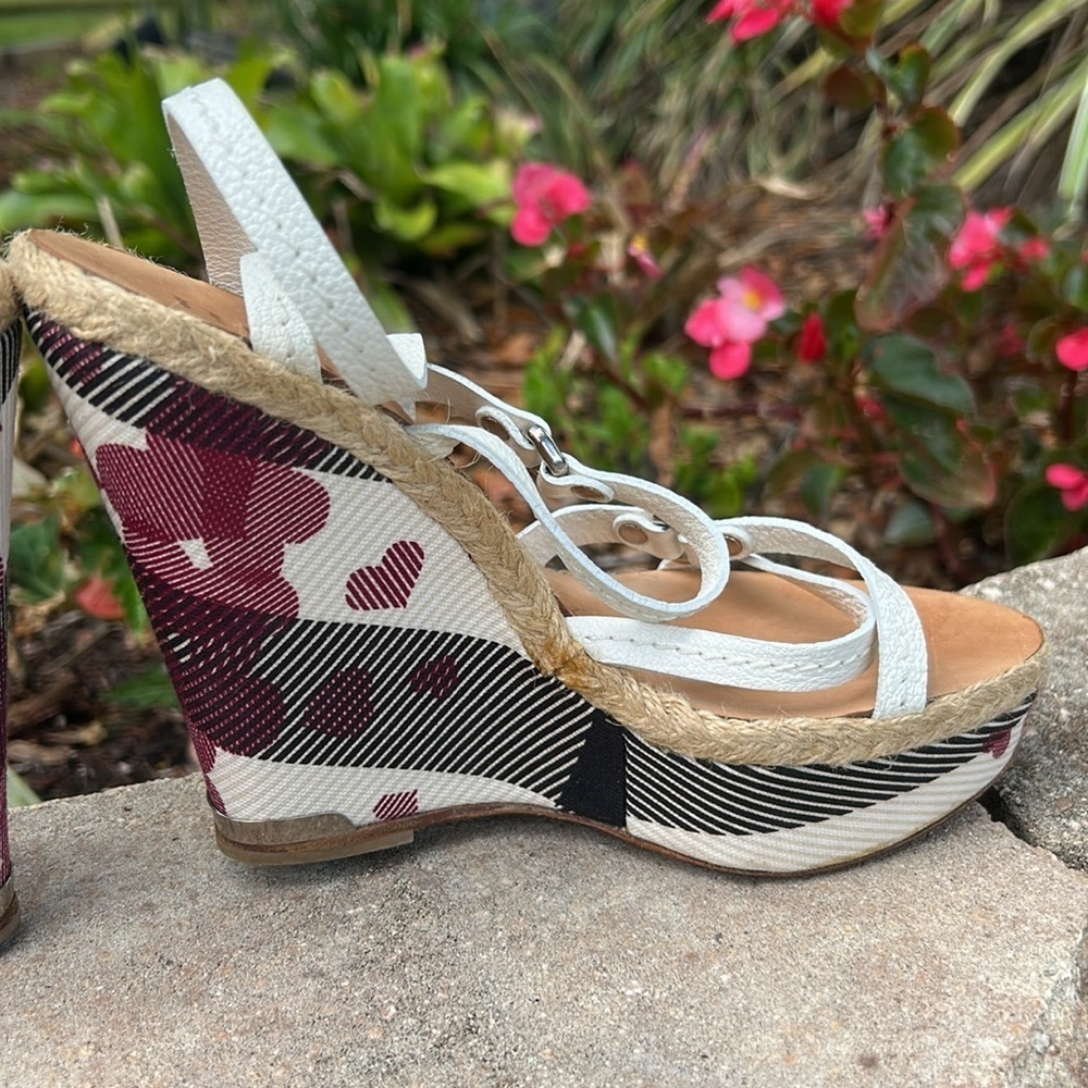Burberry Nova Check Heart Wedges COA - Picture 4 of 14